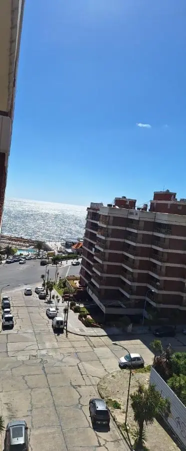 Departamento de tres ambientes, balcón saliente con vista lateral al Mar. Cochera 2