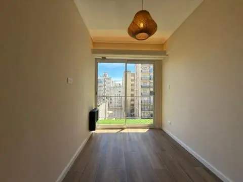 Departamento de un ambiente con balcón a la calle. Amoblado 3
