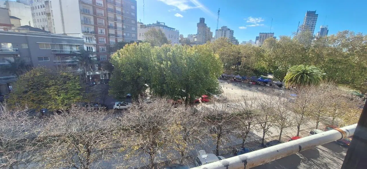 Piso de cinco ambientes con balcón a la calle. Con cochera y baulera. 2