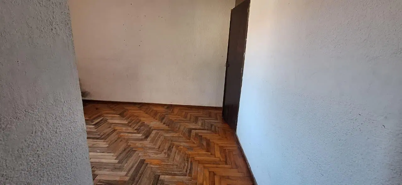 Departamento de cuatro ambientes a refaccionar. Con balcón. 3