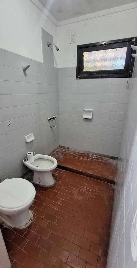 Departamento de cuatro ambientes a refaccionar. Con balcón. 2
