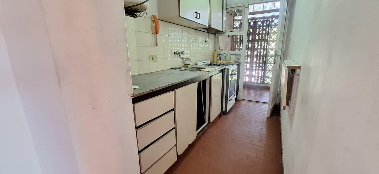 Departamento de cuatro ambientes a refaccionar. Con balcón.