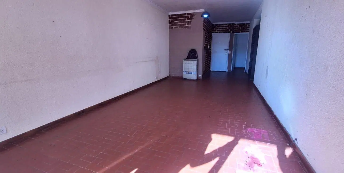 Departamento de cuatro ambientes a refaccionar. Con balcón. 4