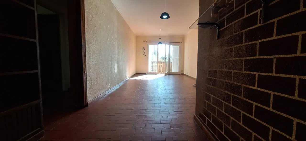 Departamento de cuatro ambientes a refaccionar. Con balcón. 1