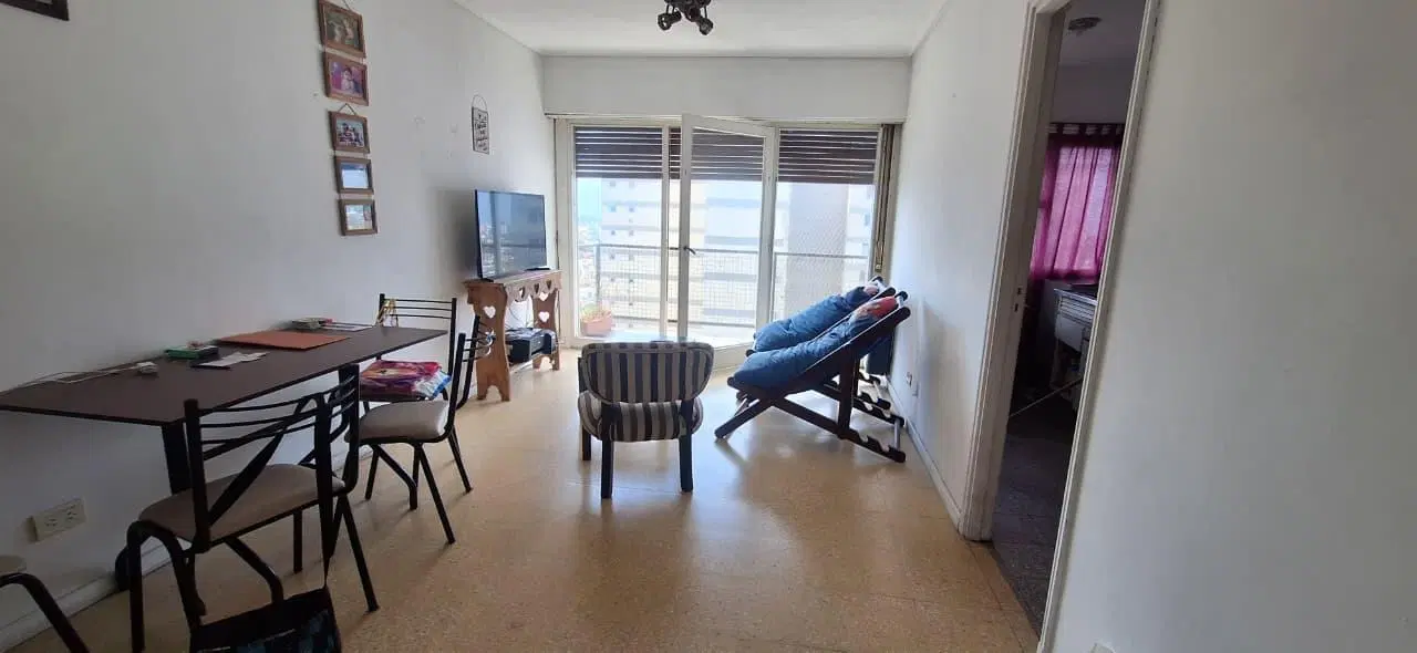 Departamento de tres ambientes. Amplio y luminoso. 1