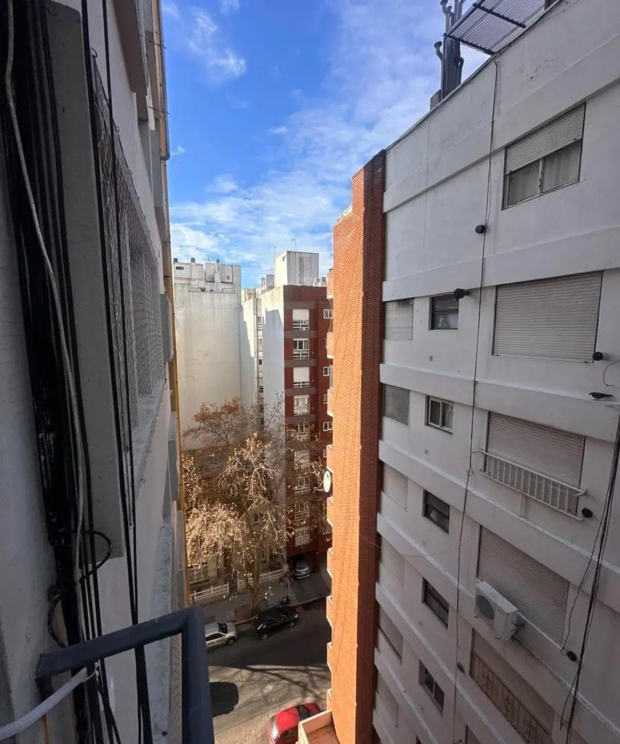 Departamento de un ambiente y medio con balcón saliente. Amoblado. 2
