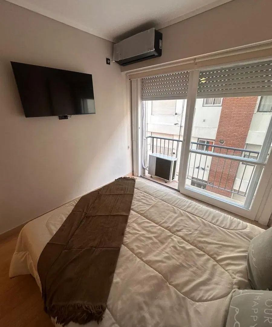 Departamento de un ambiente y medio con balcón saliente. Amoblado. 1