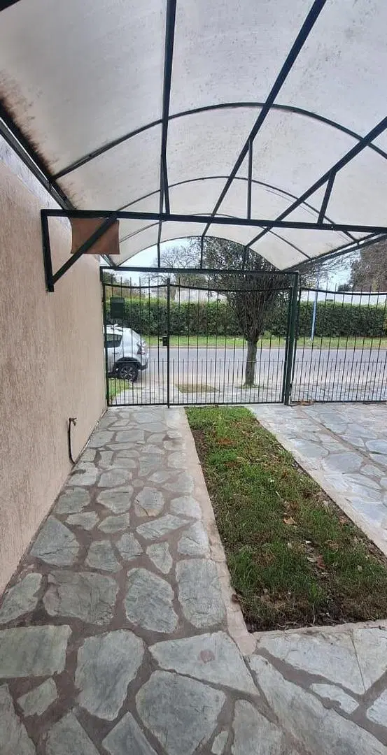 Dúplex de tres ambientes con patio y espacio de cochera propio. 1