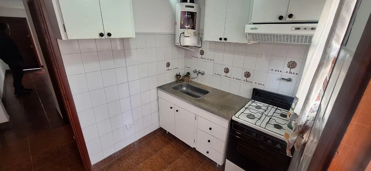 Dúplex de tres ambientes con patio y espacio de cochera propio. 5