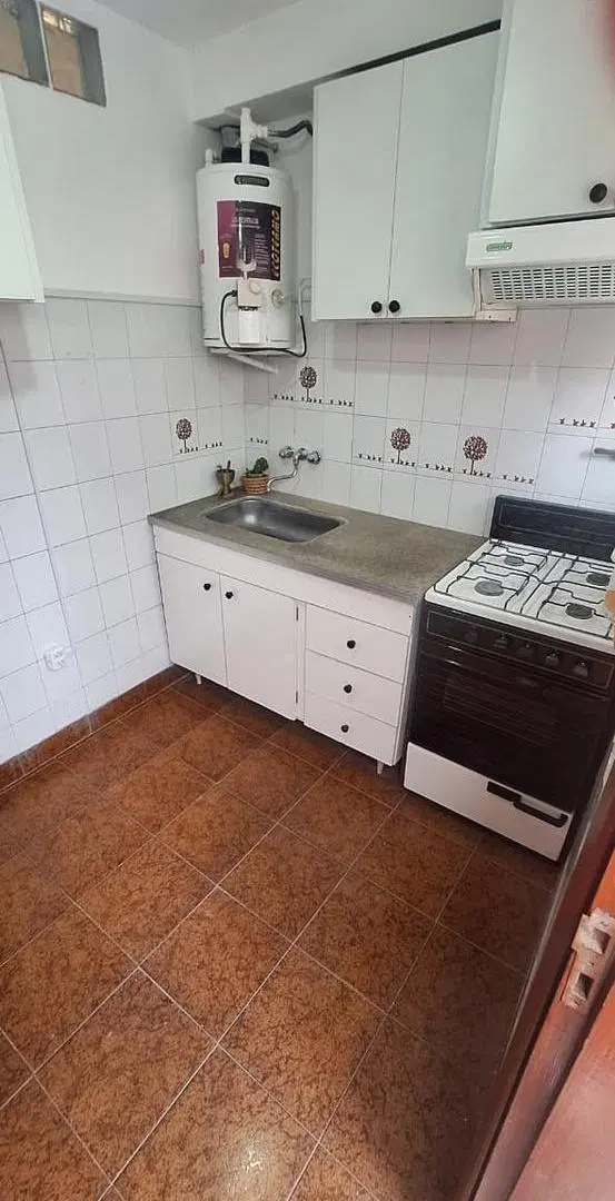 Dúplex de tres ambientes con patio y espacio de cochera propio. 8