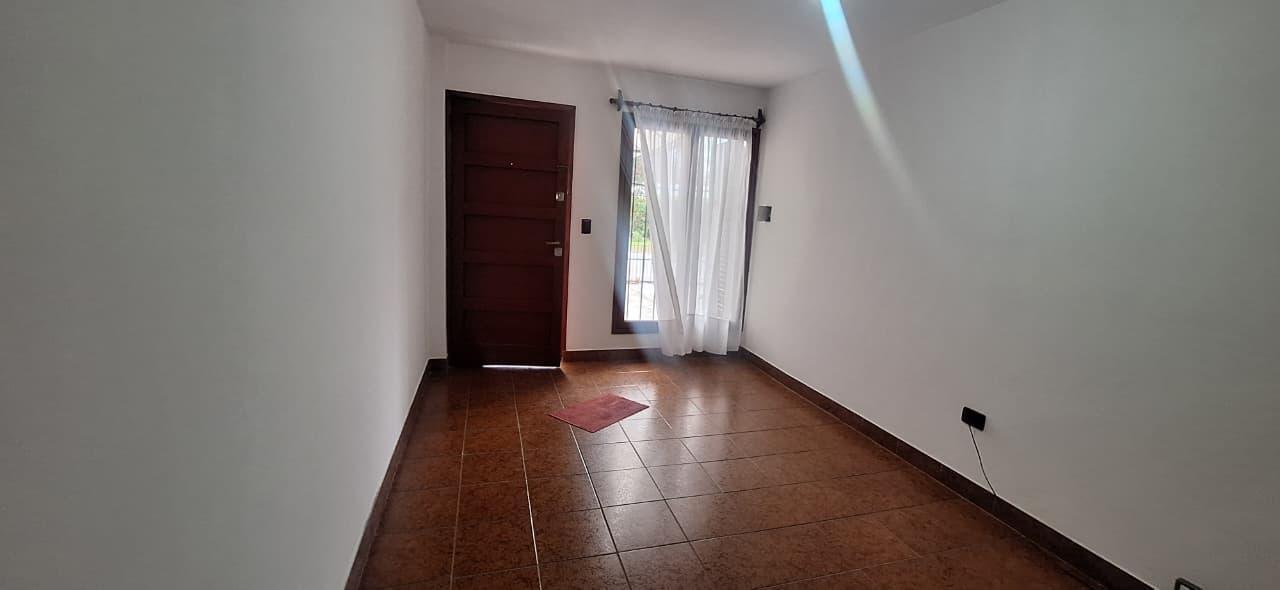 Foto de Dúplex de tres ambientes con patio y espacio de cochera propio., imagen 4