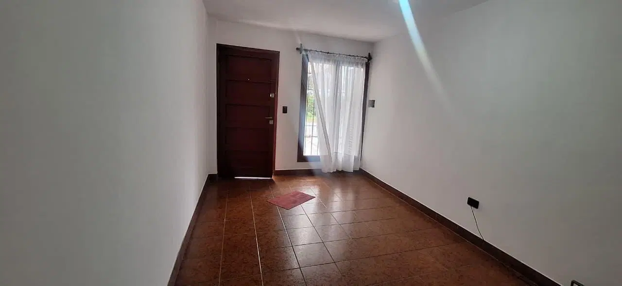 Dúplex de tres ambientes con patio y espacio de cochera propio. 3