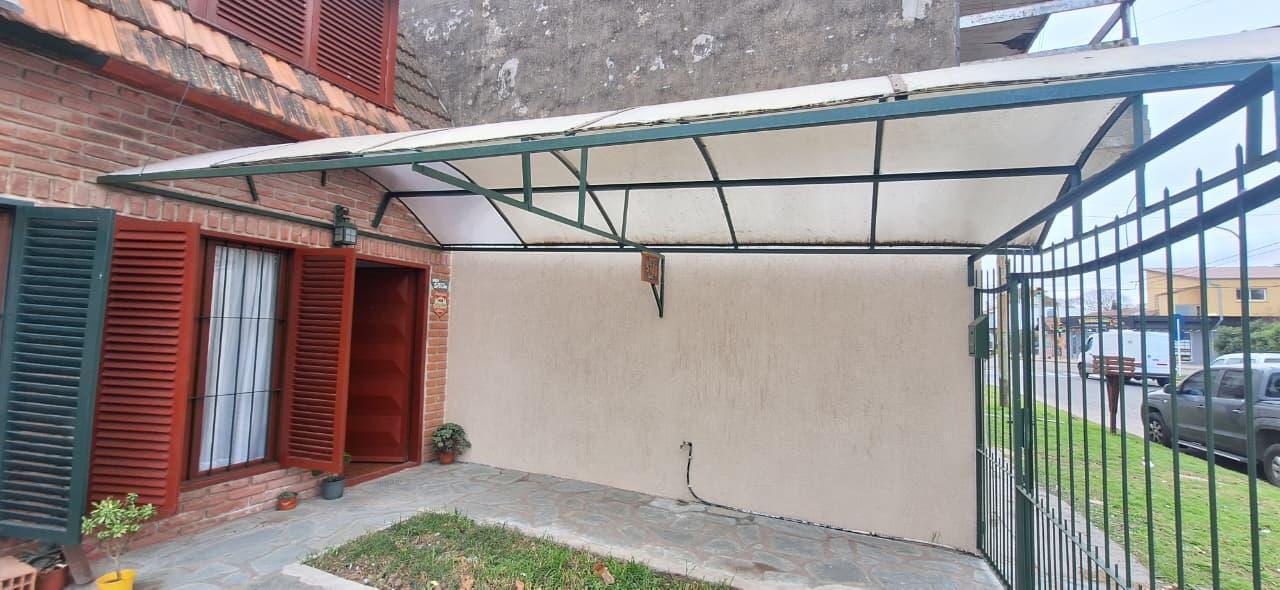 Dúplex de tres ambientes con patio y espacio de cochera propio.