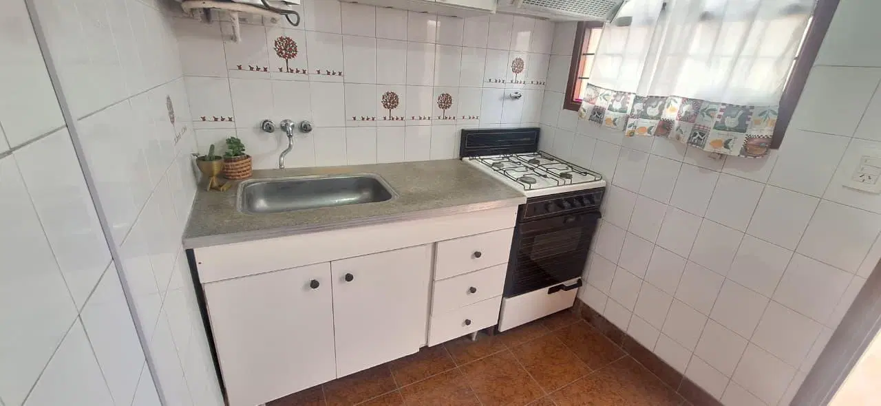 Dúplex de tres ambientes con patio y espacio de cochera propio. 4