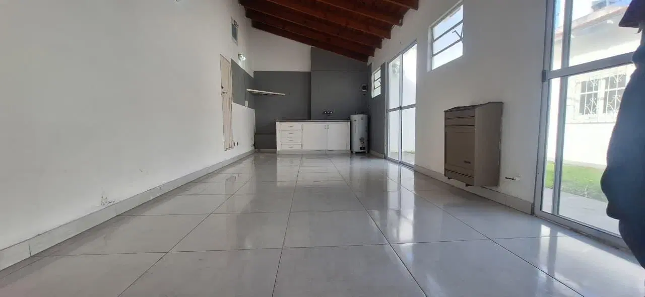 Permuta(inmueble o vehiculo). Casa de tres ambientes con patio y quincho. Garage para un auto. 5