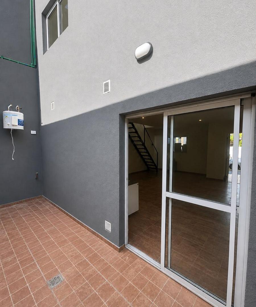Foto de PH de cuatro ambientes en duplex. A la calle con patio propio., imagen 1