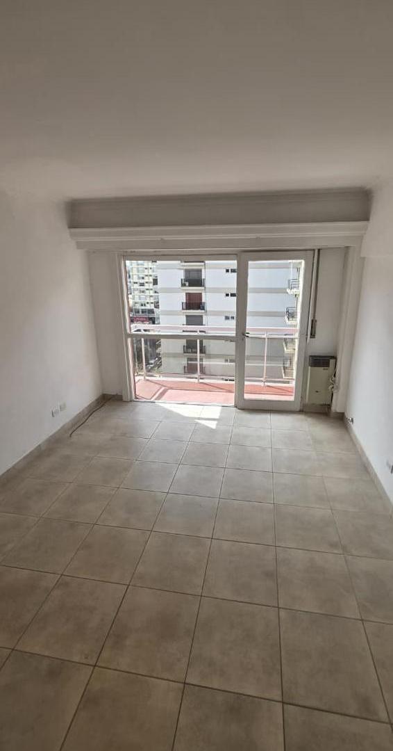Foto de Departamento dos ambientes con dependencia. Balcón saliente., imagen 3