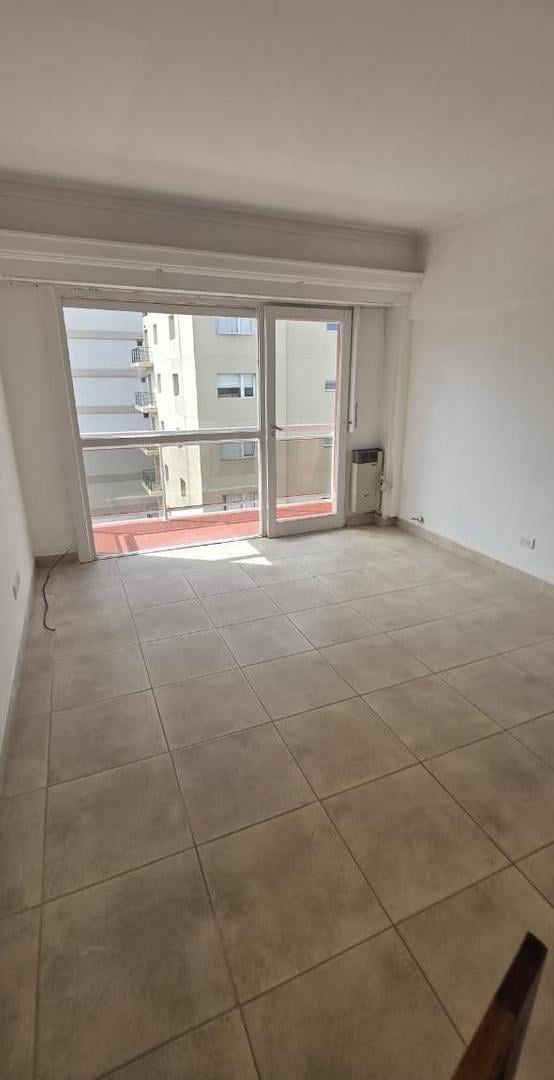 Foto de Departamento dos ambientes con dependencia. Balcón saliente., imagen 2