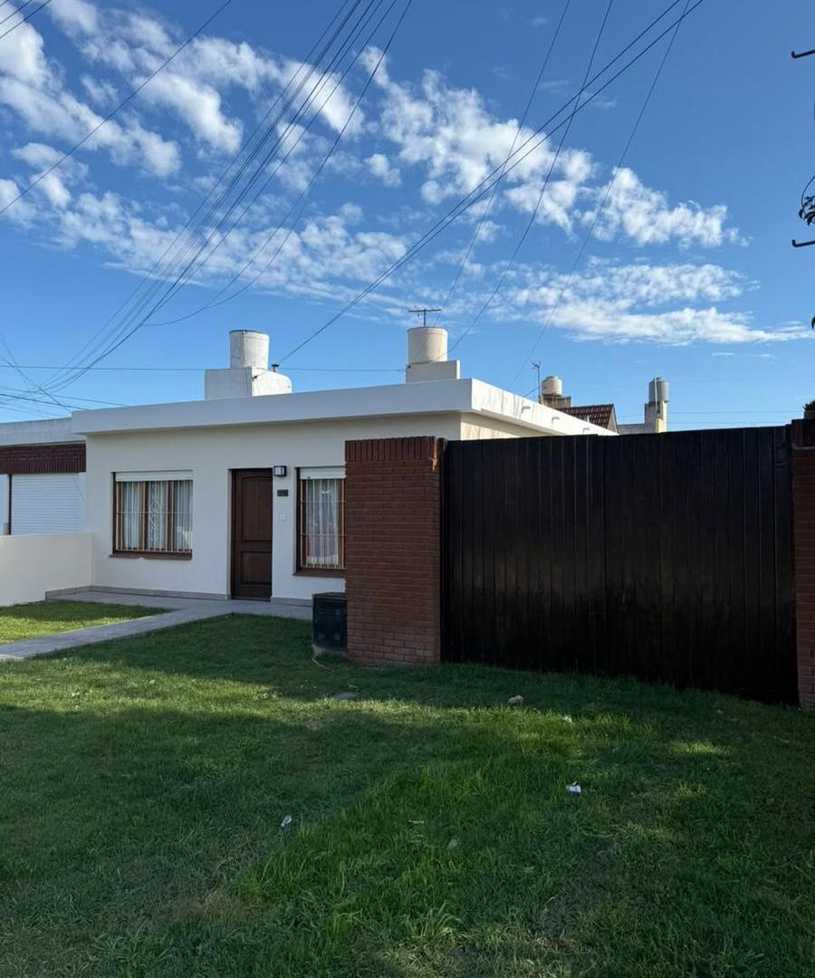 Foto de Casa Americana. Barrio el Gaucho. Permuta por vehículo o departamento., imagen 1