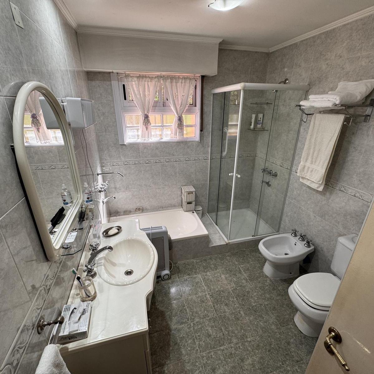 Amplia Casa con Pileta en Venta en El Barrio Inglés de Temperley 5