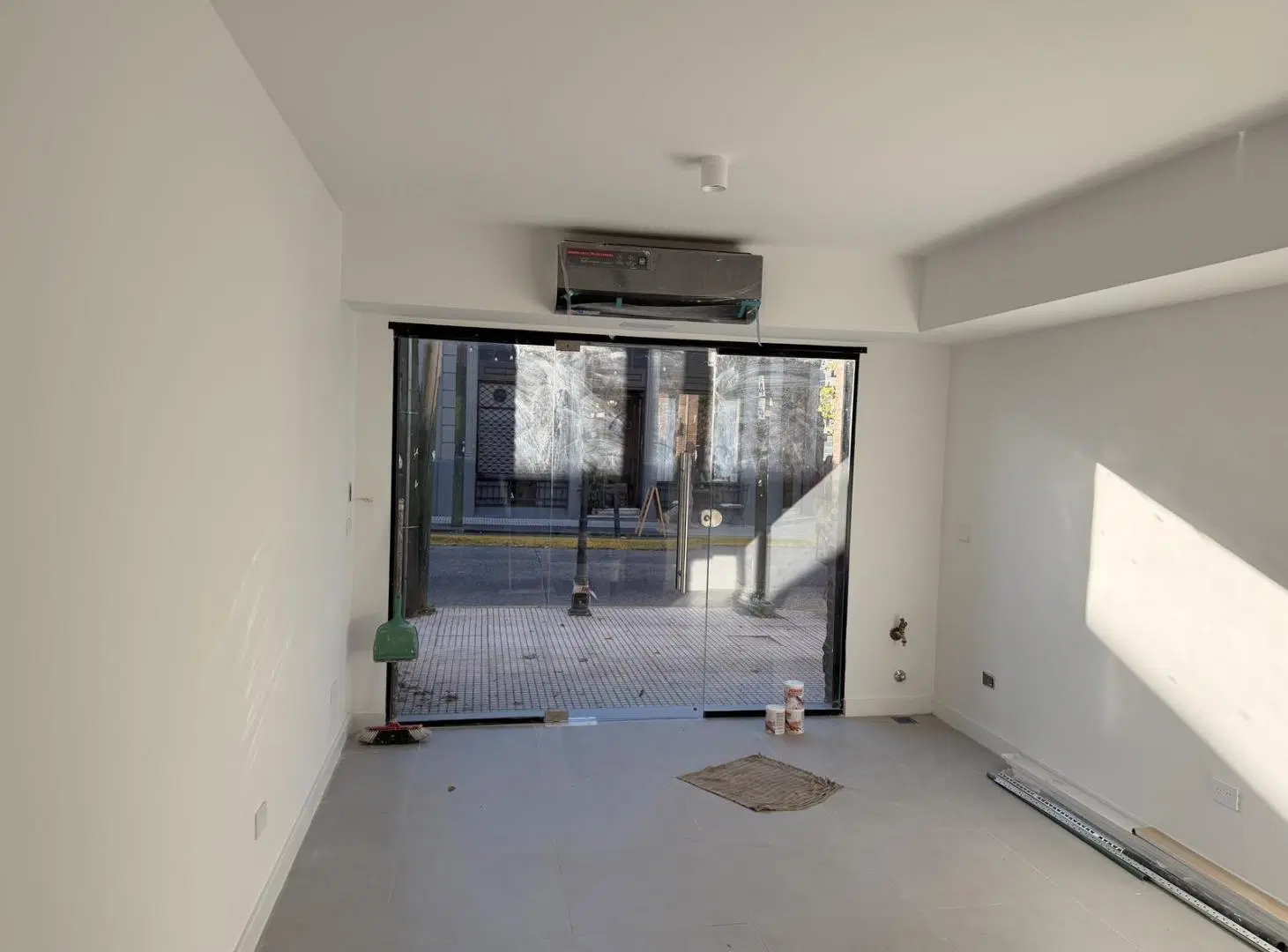 Local a estrenar en calle 25 de Mayo y Suarez en Temperley 2