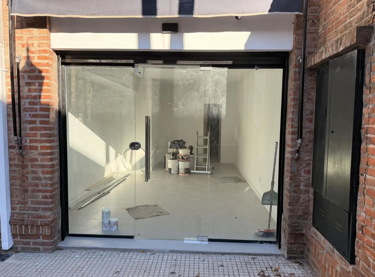 Local a estrenar en calle 25 de Mayo y Suarez en Temperley 1