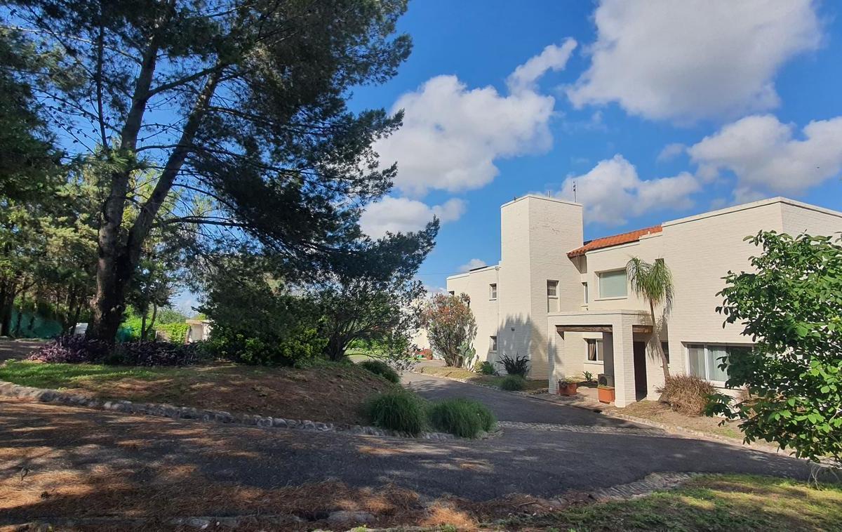 Se Venden 3 Casas con Terreno de 10800 m² en Villa Allende Golf! 2