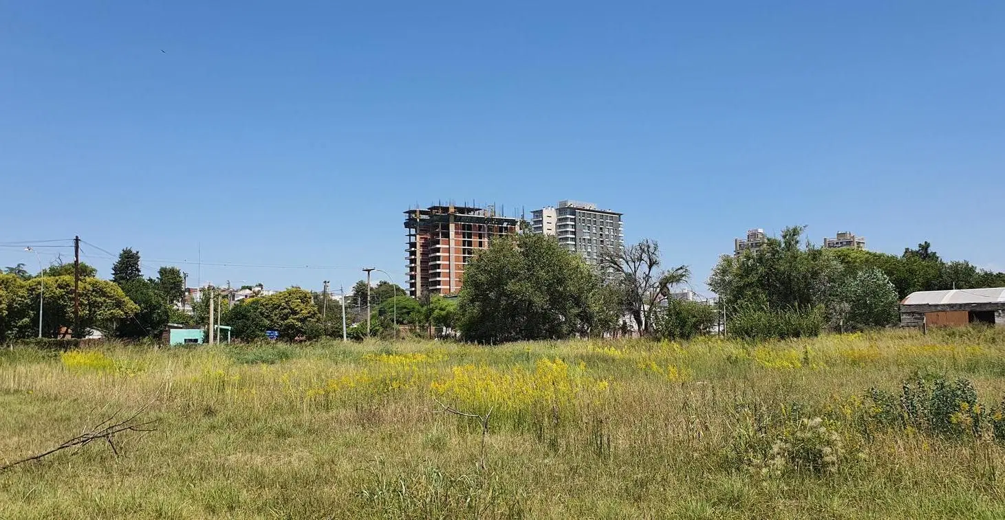 Alquilo Terreno en  Costanera altura Puente Zipoli y Sagrada Familia 3