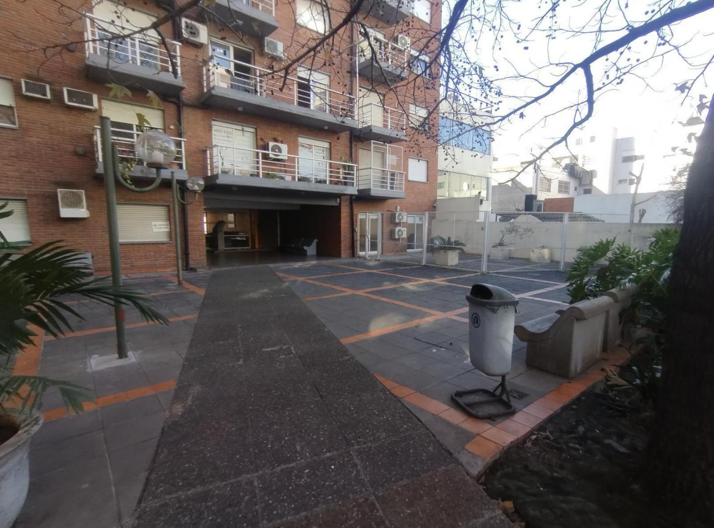 Foto de Amplia y moderna oficina con cochera en Moron, imagen 2