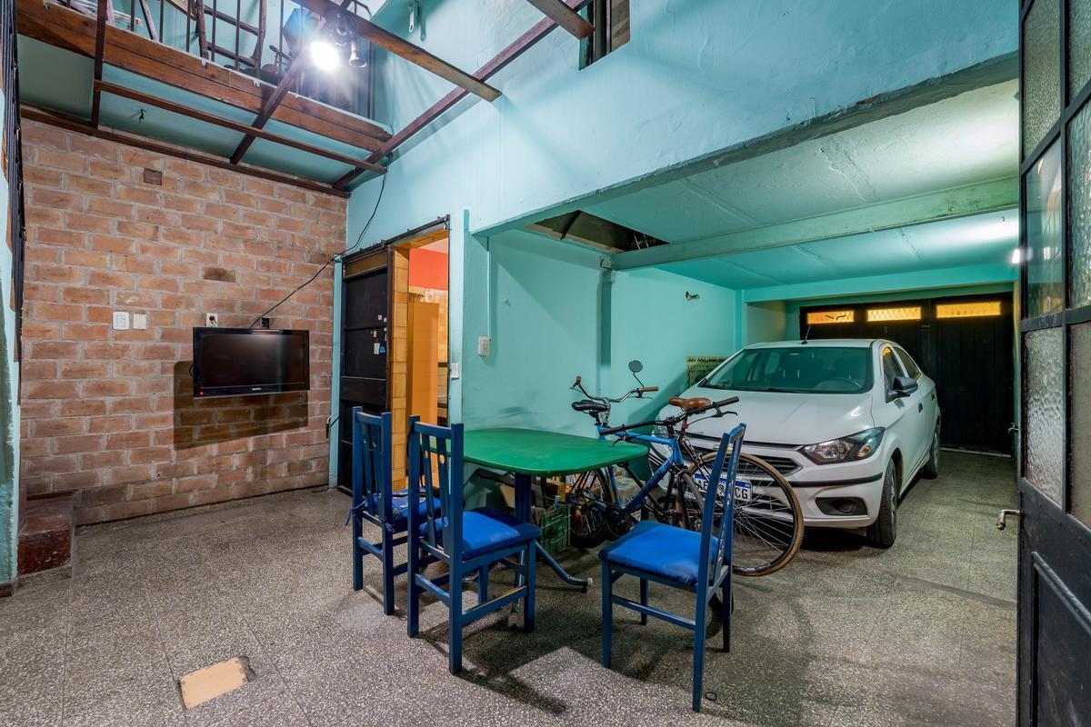 Venta/permuta - Casa Planta Alta con Local Comercial - Luis Agote, Rosario. 3