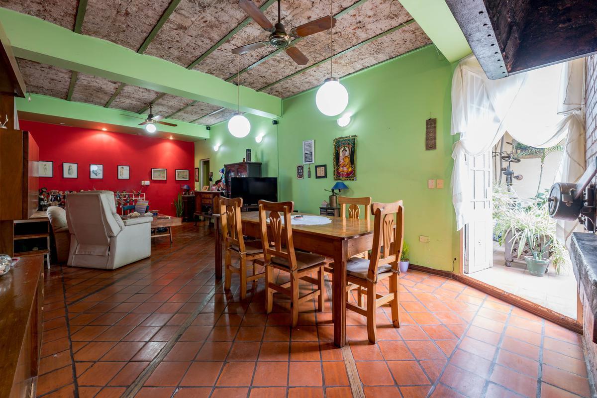 Venta/permuta - Casa Planta Alta con Local Comercial - Luis Agote, Rosario. 1