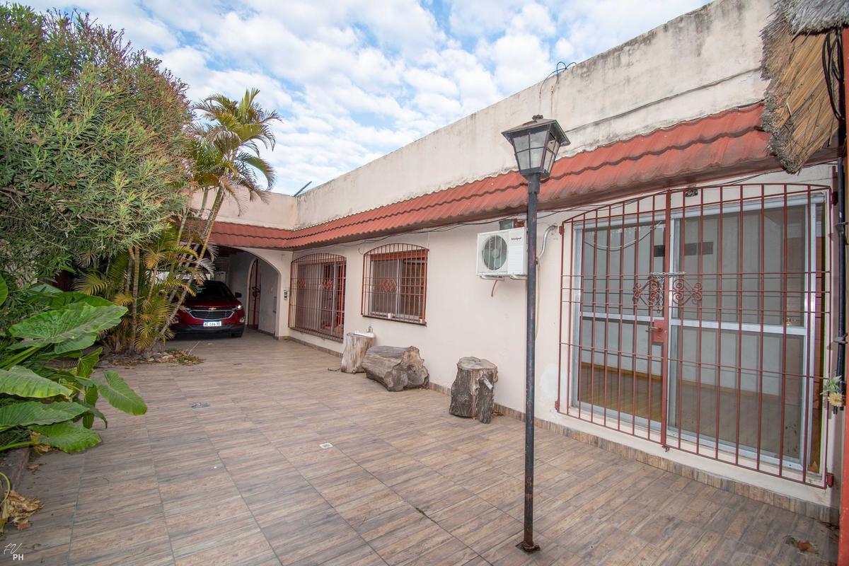 Venta/permuta - Casa 5 Dorm., Patio y Cochera - Azcuénaga, Rosario. 1