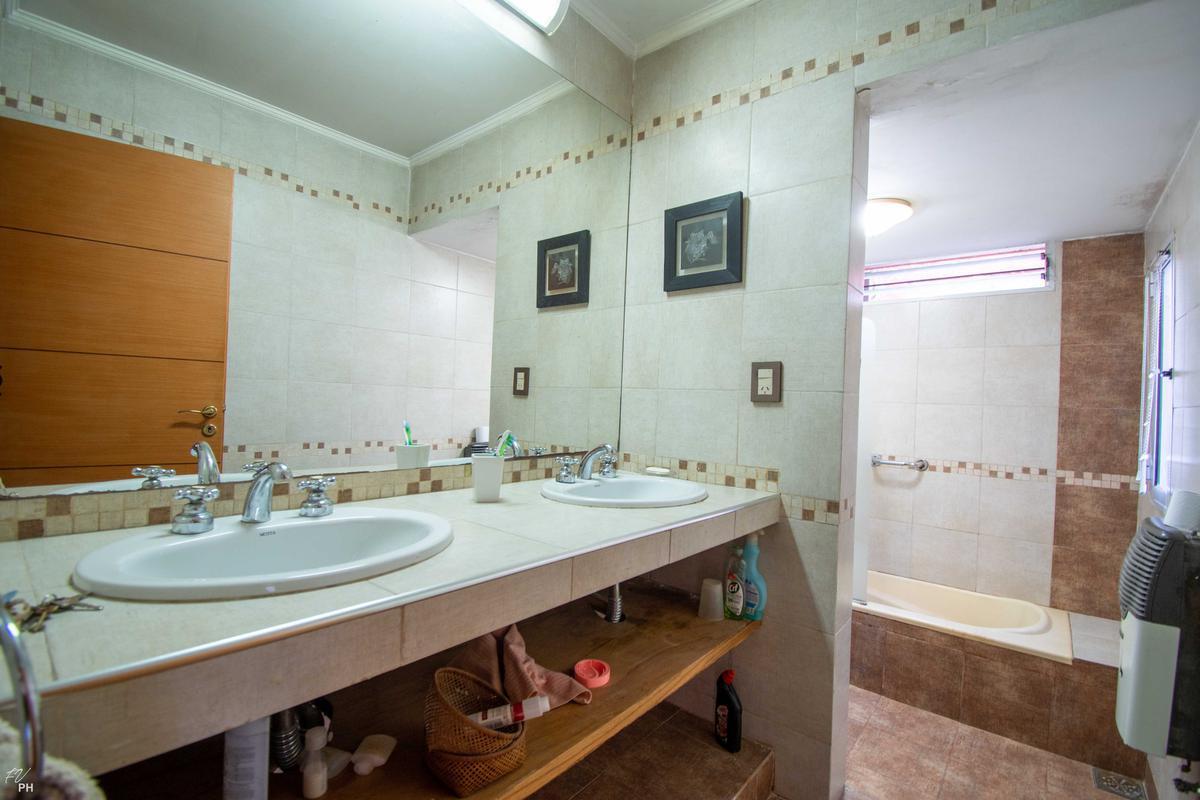 Venta/permuta - Casa 5 Dorm., Patio y Cochera - Azcuénaga, Rosario. 2