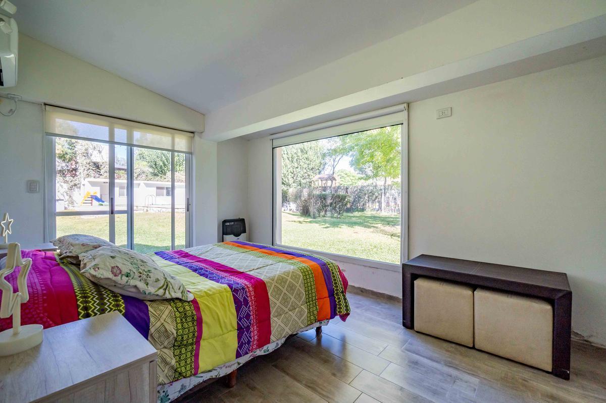 Venta/permuta – Casa - 2 Dorm. - 1200 m² de Lote y Piscina - Funes 1