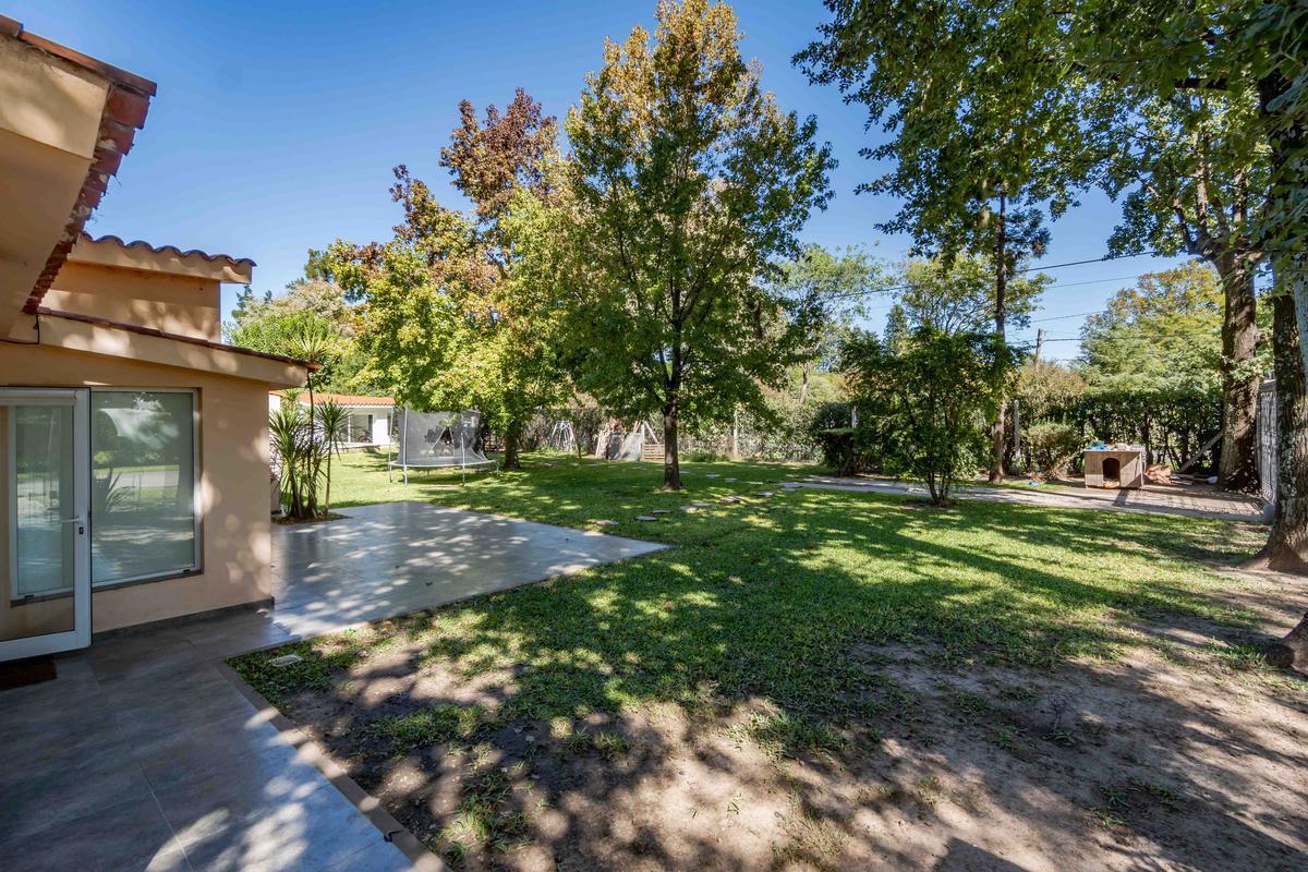 Venta/permuta – Casa - 2 Dorm. - 1200 m² de Lote y Piscina - Funes 4