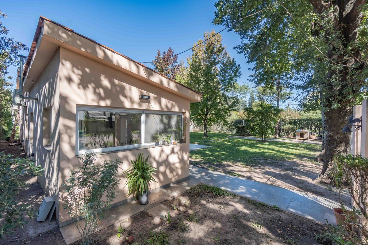 Venta/permuta – Casa - 2 Dorm. - 1200 m² de Lote y Piscina - Funes 3