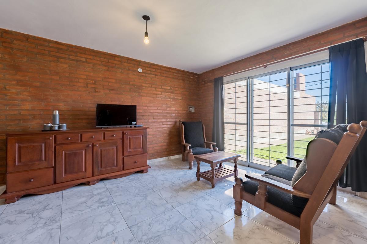 Venta/permuta - Casa 2 Doritorios con Jardín y Cochera - Fighiera 5