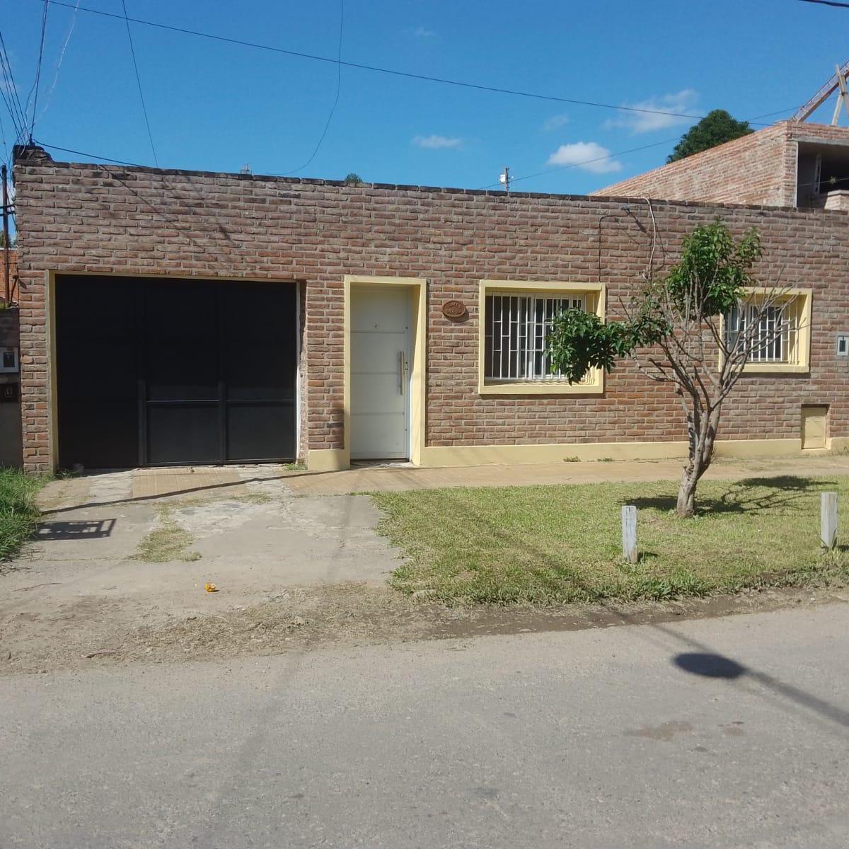 VENTA/PERMUTA - Casa - 2 Dormitorios - Cochera y Jardín - Fisherton, Rosario.
