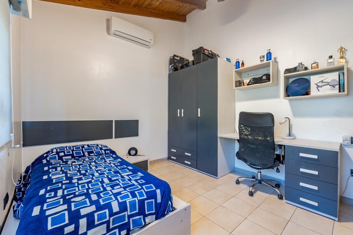 Venta - Casa de 4 Dorm. con Jardín, Quincho y Pileta - Lomas de Alberdi, Rosario. 1