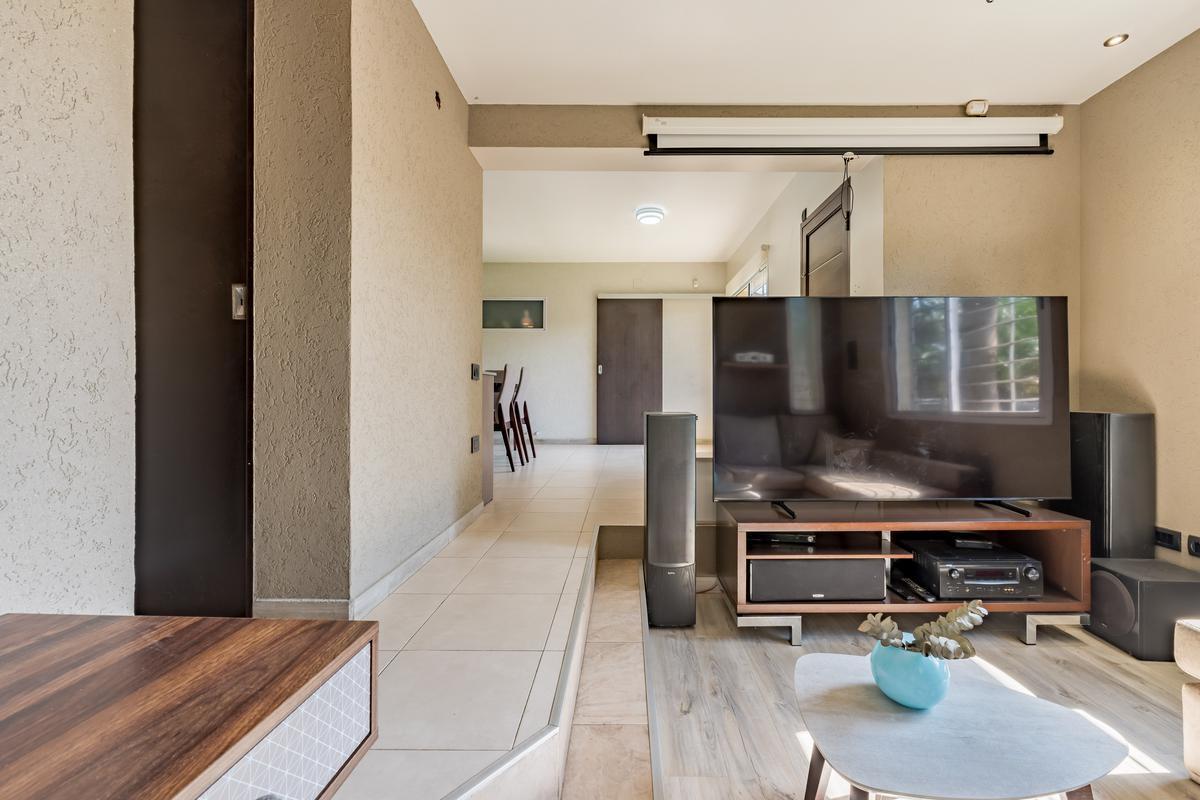Venta - Casa de 4 Dorm. con Jardín, Quincho y Pileta - Lomas de Alberdi, Rosario. 5