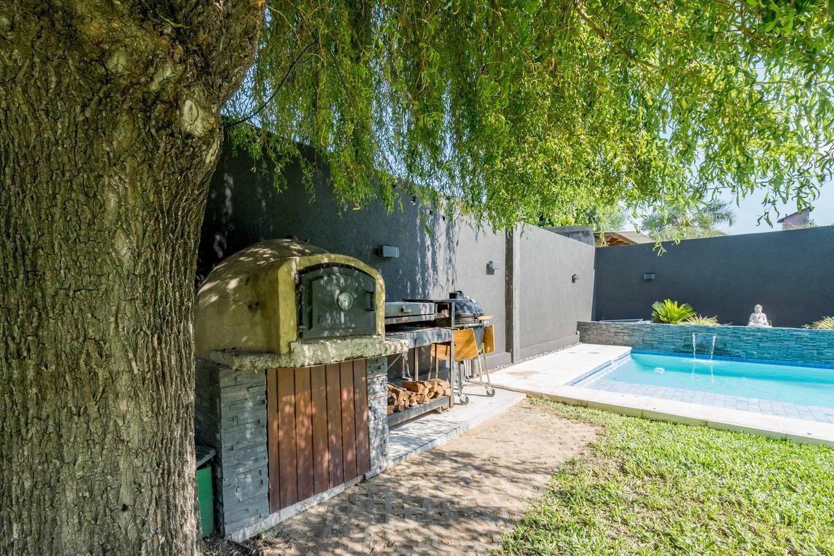 Venta - Casa de 4 Dorm. con Jardín, Quincho y Pileta - Lomas de Alberdi, Rosario. 4