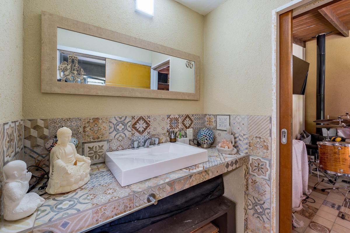 Venta - Casa de 4 Dorm. con Jardín, Quincho y Pileta - Lomas de Alberdi, Rosario. 3