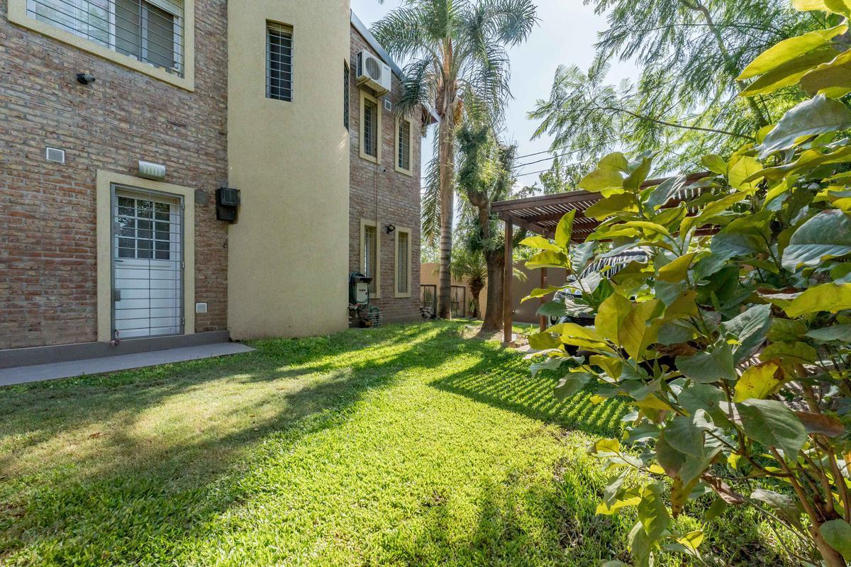 Venta - Casa de 4 Dorm. con Jardín, Quincho y Pileta - Lomas de Alberdi, Rosario. 2
