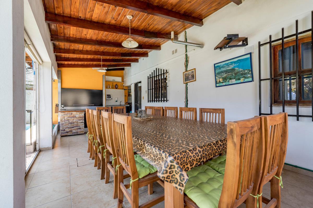 VENTA/PERMUTA - Casa de 2 Dormitorios con Jardín y Pileta - Fisherton, Rosario.