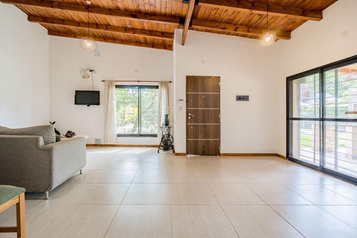 VENTA/PERMUTA - Casa 2 dormitorios con jardín y piscina - Roldán, Santa Fe.