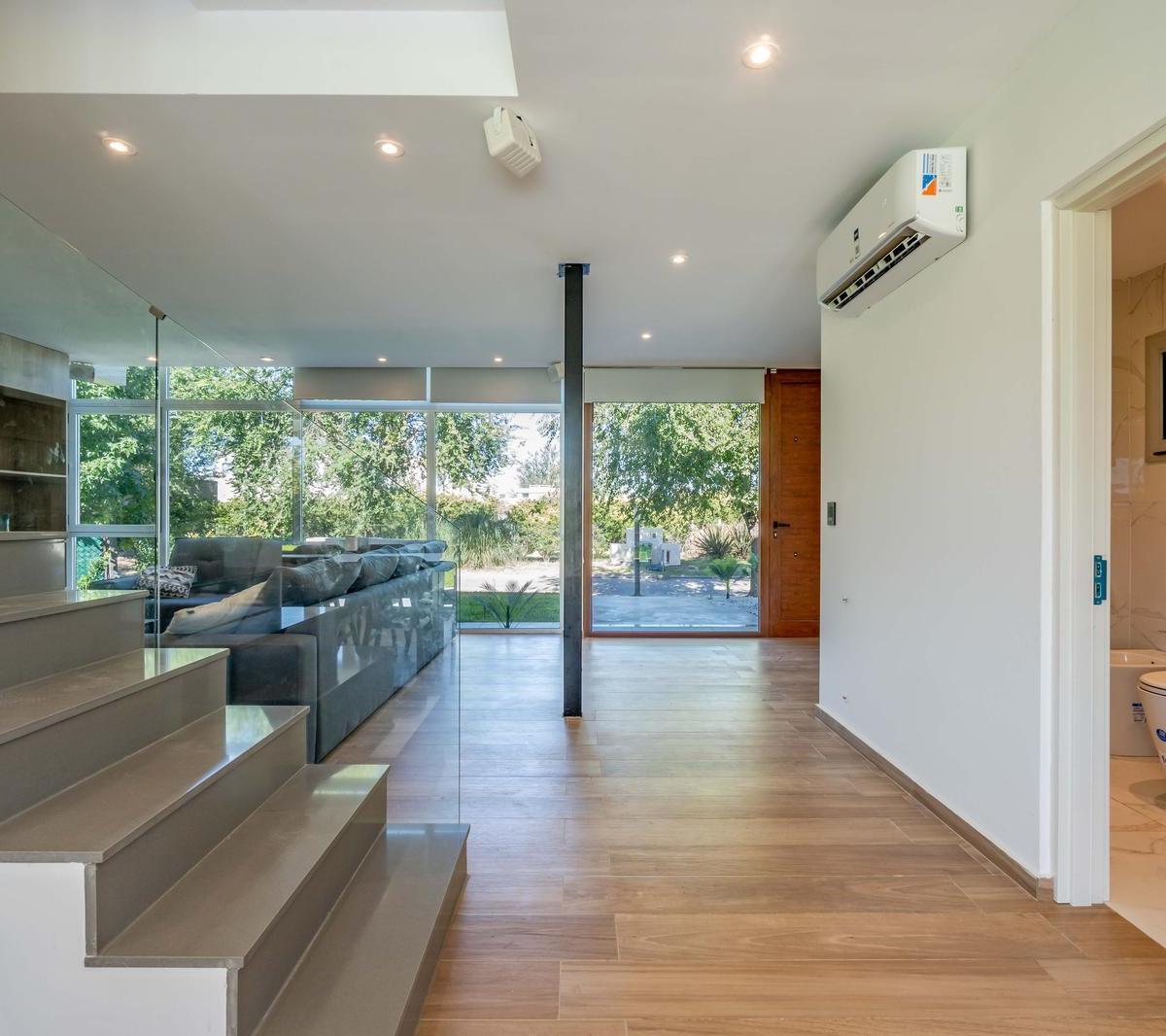 VENTA - Casa de 4 dormitorios, piscina, galería y parrillero - Barrio Aguadas, Funes.