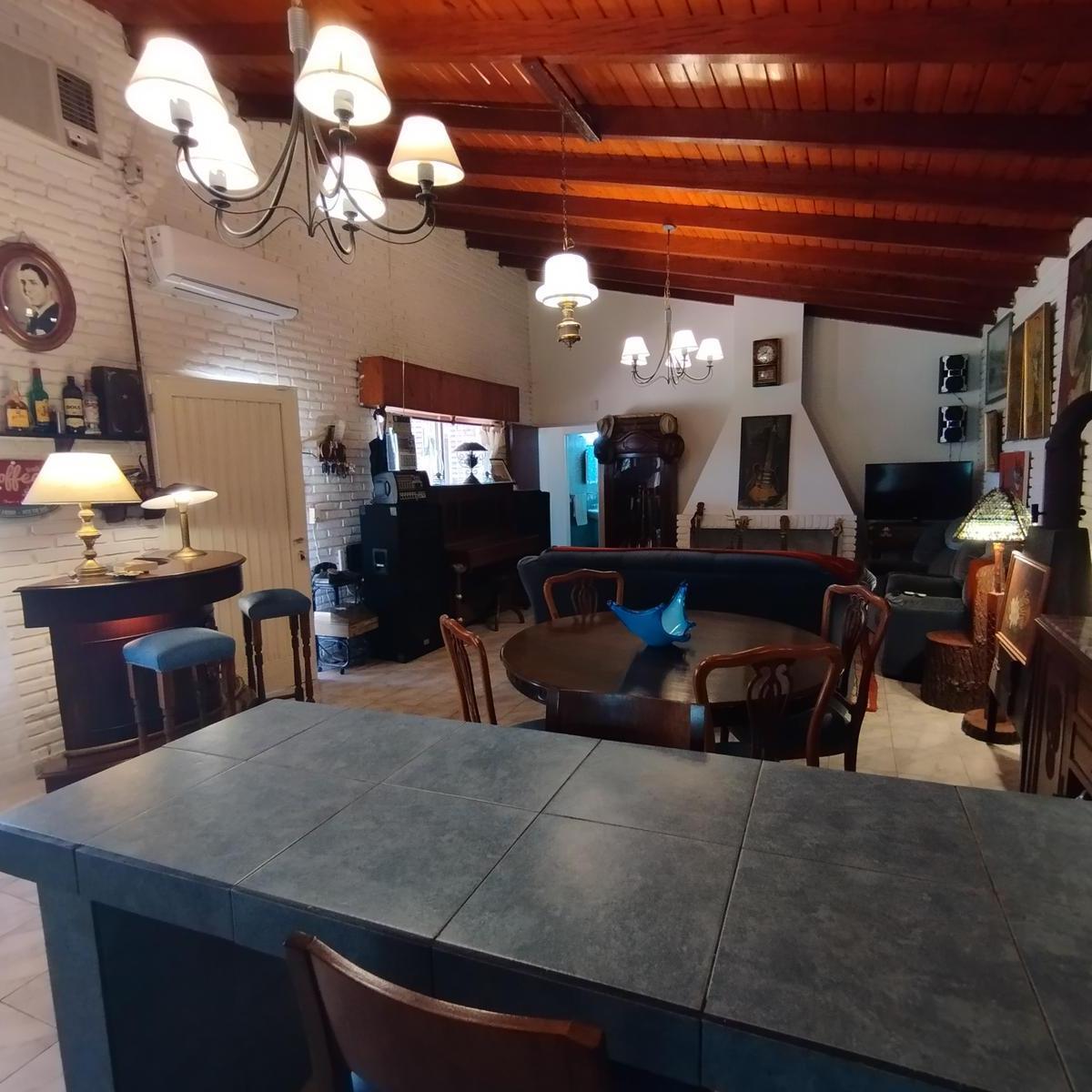 Venta / Permuta - Casa - 2 Dorm. - Cochera y Pileta - Zona 9, Funes 2