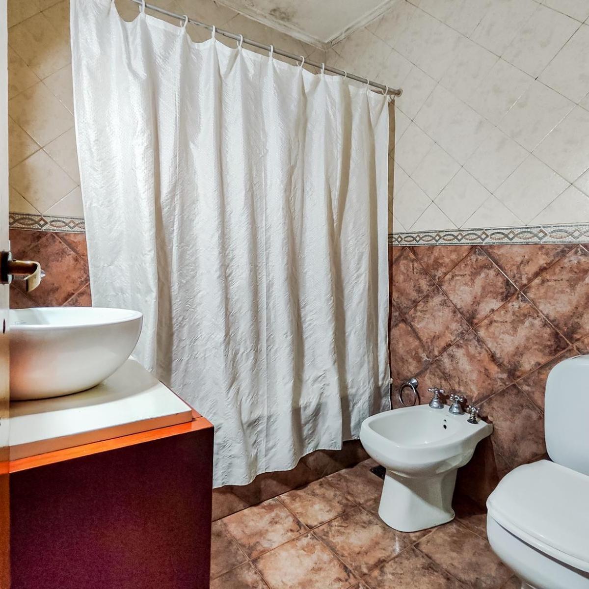 Foto de VENTA/PERMUTA - Casa de pasillo 4 dormitorios. Barrio Matheu, Rosario., imagen 2