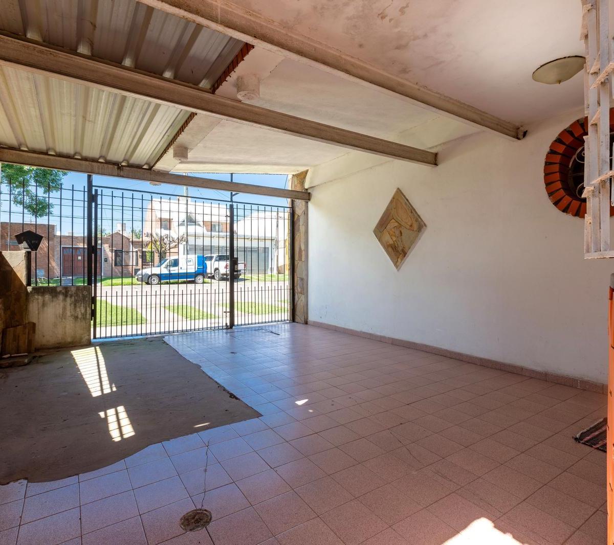 Venta/permuta - Casas de 3 Dorm. con Cochera. Villa Gobernador Gálvez. 2