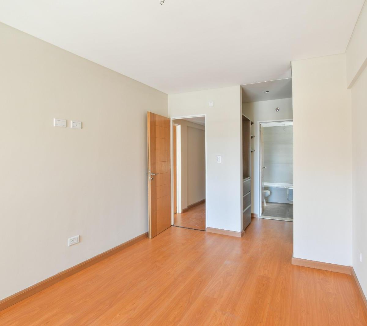 Foto de VENTA - Departamento 2 dormitorios con balcón y cochera. Centro, imagen 3